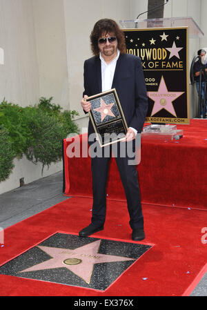 LOS ANGELES, CA - 23. April 2015: Rock Künstler Jeff Lynne ist mit dem 2,548th Stern auf dem Hollywood Walk of Fame geehrt. Stockfoto