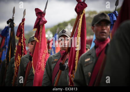 Caracas, Venezuela. 5. Juli 2015. Soldaten der venezolanischen nationalen Streitkräfte marschieren während einer Parade, die 204. Jahrestag der Unabhängigkeit Venezuelas, in Caracas, Venezuela, am 5. Juli 2015 zu feiern. Bildnachweis: Boris Vergara/Xinhua/Alamy Live-Nachrichten Stockfoto