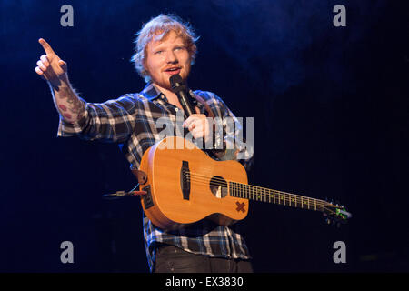 Milwaukee, Wisconsin, USA. 3. Juli 2015. Musiker ED SHEERAN führt live auf der Bühne auf dem Sommerfest Music Festival in Milwaukee, Wisconsin © Daniel DeSlover/ZUMA Draht/Alamy Live News Stockfoto