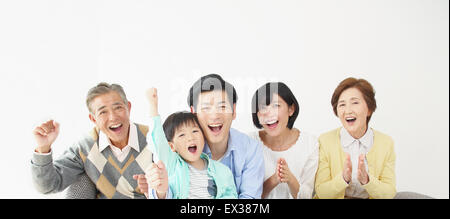 Japanische Familie auf dem sofa Stockfoto