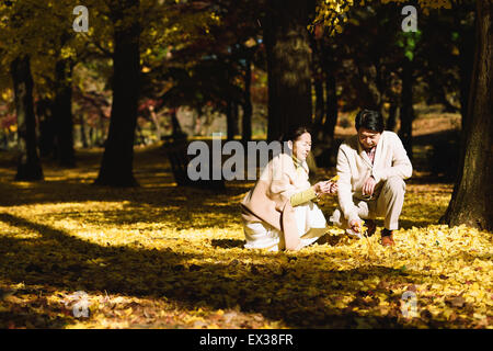 Senior japanisches Ehepaar in einem Stadtpark im Herbst Stockfoto