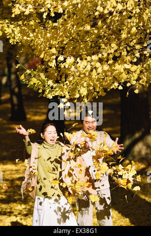 Senior japanisches Ehepaar in einem Stadtpark im Herbst Stockfoto