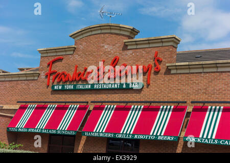 Zeichen für Frankie und Benny es New York Italian Restaurant und Bar England UK Stockfoto