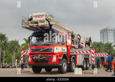 Ein Feuerwehrauto wird fotografiert, während er von der Feuerwehr Jakartas in Jakarta, Indonesien, während einer Probe ausgestellt wird. Stockfoto