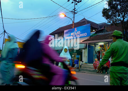 Am frühen Morgen Strassenszene in der Nähe der berühmten Daarut Tauhiid Moschee in Gegerkalong, Bandung, Indonesien. Stockfoto