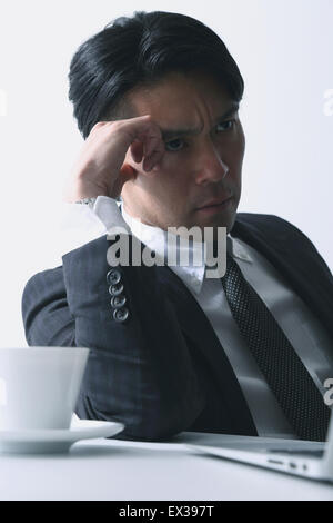 Wütend japanischer Geschäftsmann Stockfoto