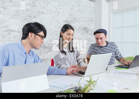 Multi-ethnischen Geschäftsleute arbeiten in modernen Büros Stockfoto