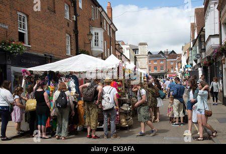 Markthändler auf The Square Winchester UK während der jährlichen Messe Hut Stockfoto