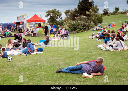 Menschen und Familien entspannen an einem Sonntagnachmittag im Sommer auf dem westlichen Rasen Eastbourne Sussex UK Stockfoto