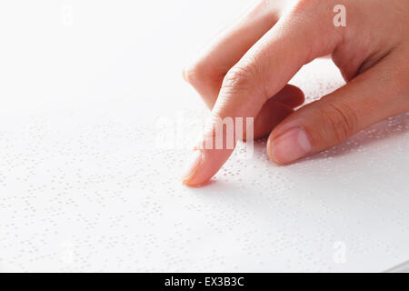 Hand lesen Blindenschrift-Papier Stockfoto