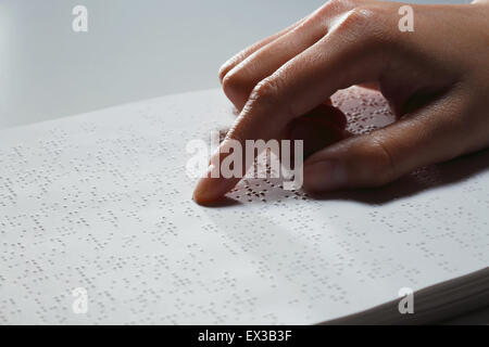 Hand lesen Blindenschrift-Papier Stockfoto