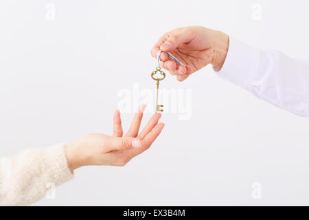 Mann und Frau Hände übergeben Schlüssel Stockfoto