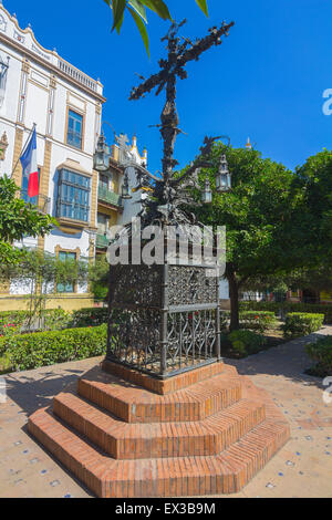 Schmiedeeisernen Kreuz hoch dekoriert in einem Park in Sevilla, Spanien Stockfoto