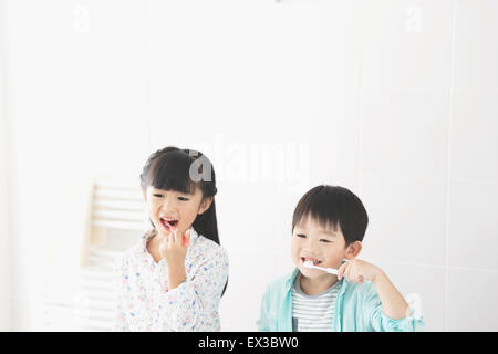 Japanische Kinder Zähneputzen im Bad Stockfoto
