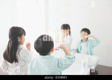 Japanische Kinder Zähneputzen im Bad Stockfoto