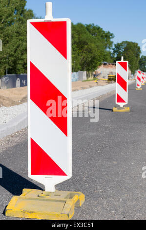 Straßenarbeiten markiert mit rot-weiß gestreiften Straße Warnung Beiträge Stockfoto