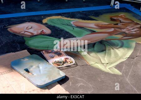 Eine unvollendete Porträt einer jungen Frau hält ein Rehkitz an der jährlichen Imadonnari Street Painting Festival in Santa Barbara, Kalifornien Stockfoto