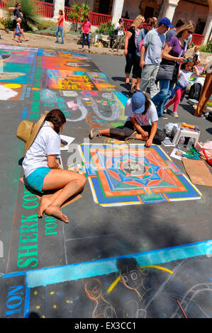 Zwei junge KünstlerInnen malen ein Mandala am jährlichen Imadonnari Straße-Malerei-Festival in Santa Barbara Kalifornien Stockfoto