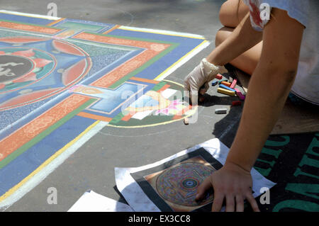 Ein Künstler ist ein Mandala Malerei, bei der jährlichen ich Madonnari Malerei Straßenfest in Santa Barbara, Kalifornien Stockfoto