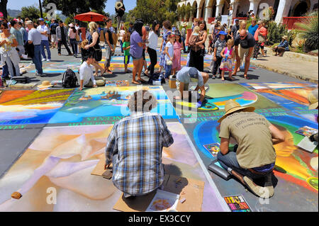 Eine Menschenmenge ist gerade 4 Künstler malen mit Kreide auf den jährlichen Imadonnari, street Painting Festival in Santa Barbara, Kalifornien Stockfoto