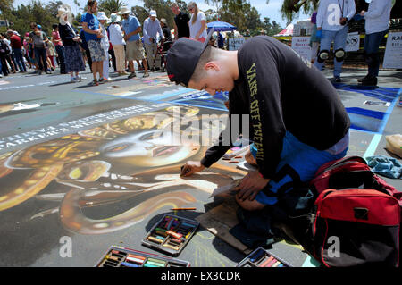 Erwachsene männliche Künstler malen mit Kreide an der "alten Santa Barbara Mission" während der ich-Madonnari, street Painting festival Stockfoto