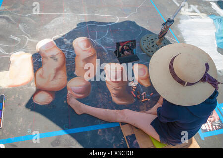 Eine Frau-Künstler malen mit Kreide an der "alten Santa Barbara Mission" während der ich-Madonnari, street Painting festival Stockfoto