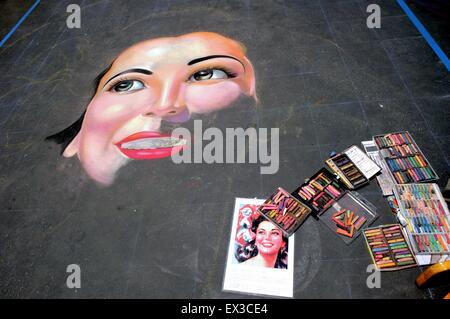 Gebrauchte Kreiden, Künstlerbedarf & unvollendeten Porträt Kunstwerke in den jährlichen Imadonnari Street Painting Festival in Santa Barbara, Kalifornien Stockfoto