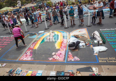 Eine Menschenmenge ist gerade Künstler malen mit Kreide auf den jährlichen Imadonnari, street Painting Festival in Santa Barbara, Kalifornien Stockfoto