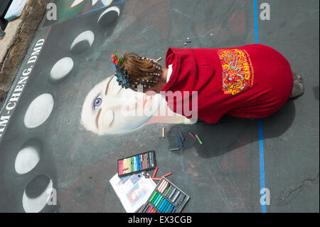 Eine junge Künstlerin malt das Porträt mit Kreide an die jährliche Imadonnari Street Painting Festival in Santa Barbara, Kalifornien Stockfoto