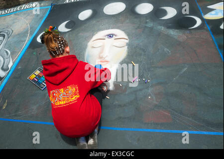 Eine junge Künstlerin malt das Porträt mit Kreide an die jährliche Imadonnari Street Painting Festival in Santa Barbara, Kalifornien Stockfoto