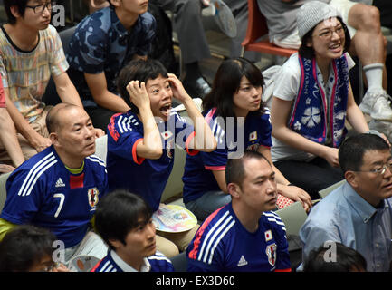 Vancouver, Kanada. 6. Juli 2015. Japan (JPN) Fußball-fans: Tokyo, Japan - japanische Fans bekommen sich mitreißen, wie sie das Endspiel Fußballspiel von der FIFA Wormens WM Kanada 2015 in public-Viewing ein Tokio civic Center auf Montag, 6. Juli 2015. Titelverteidiger, die Japan in die USA in eine 2-5 schiefes Punktzahl in das Spiel in Vancouver, Kanada gebeugt. Bildnachweis: Natsuki Sakai/AFLO/Alamy Live-Nachrichten Stockfoto