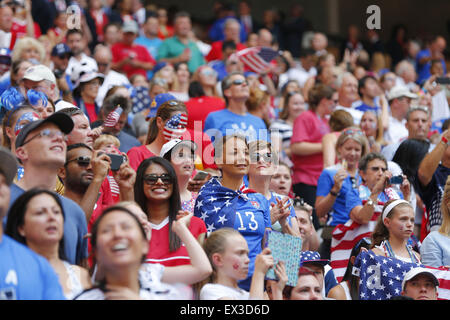 Fans besuchen das WM-Finale. 5. Juli 2015 - Fußball: FIFA Frauen WM Kanada 2015 Endspiel zwischen den USA und Japan im BC Place in Vancouver, Kanada. Bildnachweis: Yusuke Nakanishi/AFLO SPORT/Alamy Live-Nachrichten Stockfoto