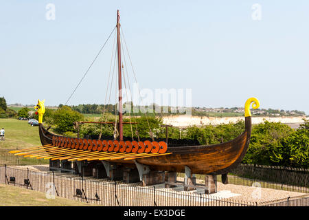 England, Ramsgate. Die Hugin, einer rekonstruierten Viking lange Boot auf dem Display stand auf Pegwell, Ramsgate. Dragon Galionsfigur, Rumpf, Mast und Ruder. Stockfoto