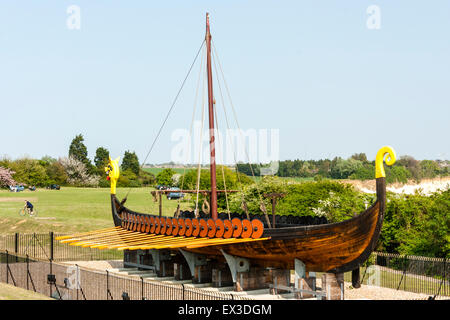 England, Ramsgate. Die Hugin, einer rekonstruierten Viking lange Boot auf dem Display stand auf Pegwell, Ramsgate. Dragon Galionsfigur, Rumpf, Mast und Ruder. Stockfoto