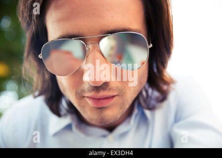 Closeup Portrait Mann mit Sonnenbrille im freien Stockfoto