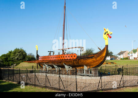 England, Ramsgate. Die Hugin, einer rekonstruierten Viking lange Boot auf dem Display stand auf Pegwell, Ramsgate. Dragon Galionsfigur, Rumpf, Mast und Ruder. Stockfoto