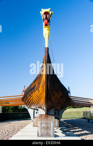 England, Ramsgate. Die Hugin, einer rekonstruierten Viking lange Boot auf dem Display stand auf Pegwell, Ramsgate. Dragon Galionsfigur, Rumpf, Mast und Ruder. Stockfoto