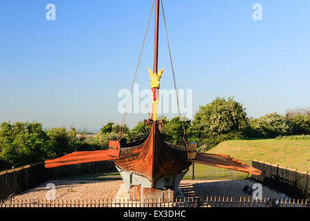 England, Ramsgate. Die Hugin, einer rekonstruierten Viking lange Boot auf dem Display stand auf Pegwell, Ramsgate. Dragon Galionsfigur, Rumpf, Mast und Ruder. Stockfoto