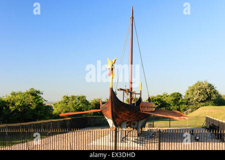 England, Ramsgate. Die Hugin, einer rekonstruierten Viking lange Boot auf dem Display stand auf Pegwell, Ramsgate. Dragon Galionsfigur, Rumpf, Mast und Ruder. Stockfoto