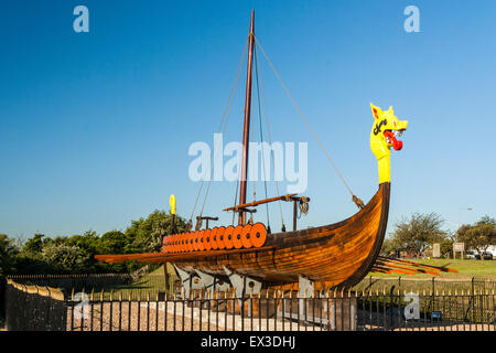 England, Ramsgate. Die Hugin, einer rekonstruierten Viking lange Boot auf dem Display stand auf Pegwell, Ramsgate. Dragon Galionsfigur, Rumpf, Mast und Ruder. Stockfoto