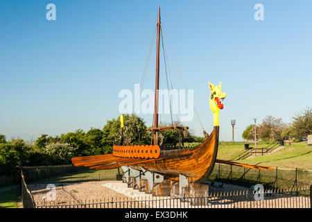 England, Ramsgate. Die Hugin, einer rekonstruierten Viking lange Boot auf dem Display stand auf Pegwell, Ramsgate. Dragon Galionsfigur, Rumpf, Mast und Ruder. Stockfoto