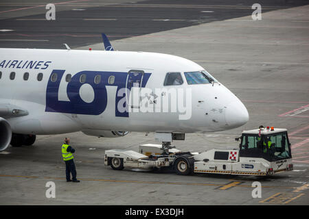 Polnische LOT Airlines Flugzeug Embraer ERJ-170 auf der Start- und Landebahn, Prag, Tschechische Republik Flugzeug Nose Stockfoto