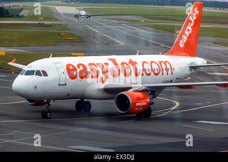 EasyJet-Flugzeug-Rolling auf der Start- und Landebahn, Prag, Tschechische Republik Stockfoto