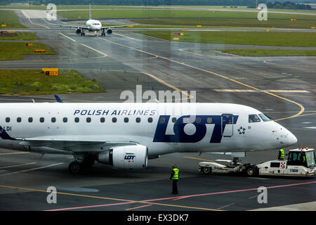 Polnische LOT Fluggesellschaften Flugzeug Embraer ERJ-170 Flugzeuge auf der Landebahn, Prag, Tschechische Republik Stockfoto