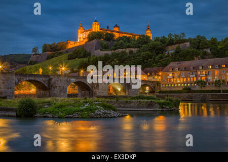 Blick über den Main in Richtung alte Mainbrücke und Festung Marienberg in den Abend, Würzburg, Unterfranken Stockfoto