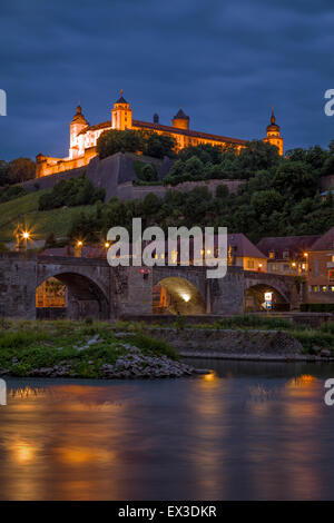 Blick über den Main in Richtung alte Mainbrücke und Festung Marienberg in den Abend, Würzburg, Unterfranken Stockfoto