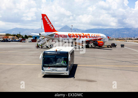 EasyJet Airlines Flugzeug Airbus A319 auf der Landebahn am Nikos Kazantzakis International Airport in Heraklion Insel Kreta Griechenland Airport Bus Stockfoto