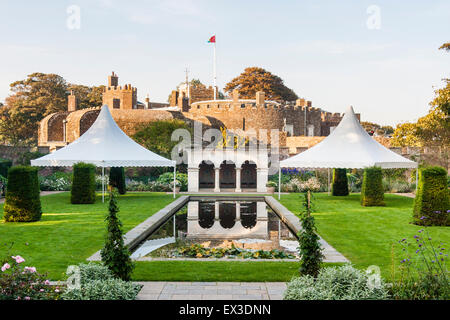 Landschaft der Königin Mutter Garten mit Teich, Pavillon und zwei Pavillons auf dem Rasen. 16. jahrhundert Tudor Schloss im Hintergrund. Walmer in Kent, England. Stockfoto