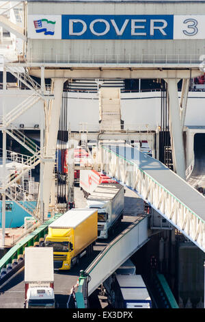 Hohe Betrachtungswinkel entlang einer Cross Channel Auto Fähre am Hafen von Dover angedockt, Terminal 3, Entladen von Lkw und schwere Nutzfahrzeuge. Tagsüber. Stockfoto