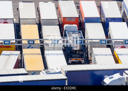 Die Cross Channel Hafen von Dover in England. Oben Blick auf sechs Fahrspuren von drei Container Lkw in jedem im Vordergrund, während andere, die in die Warteschlange eingereiht. Stockfoto